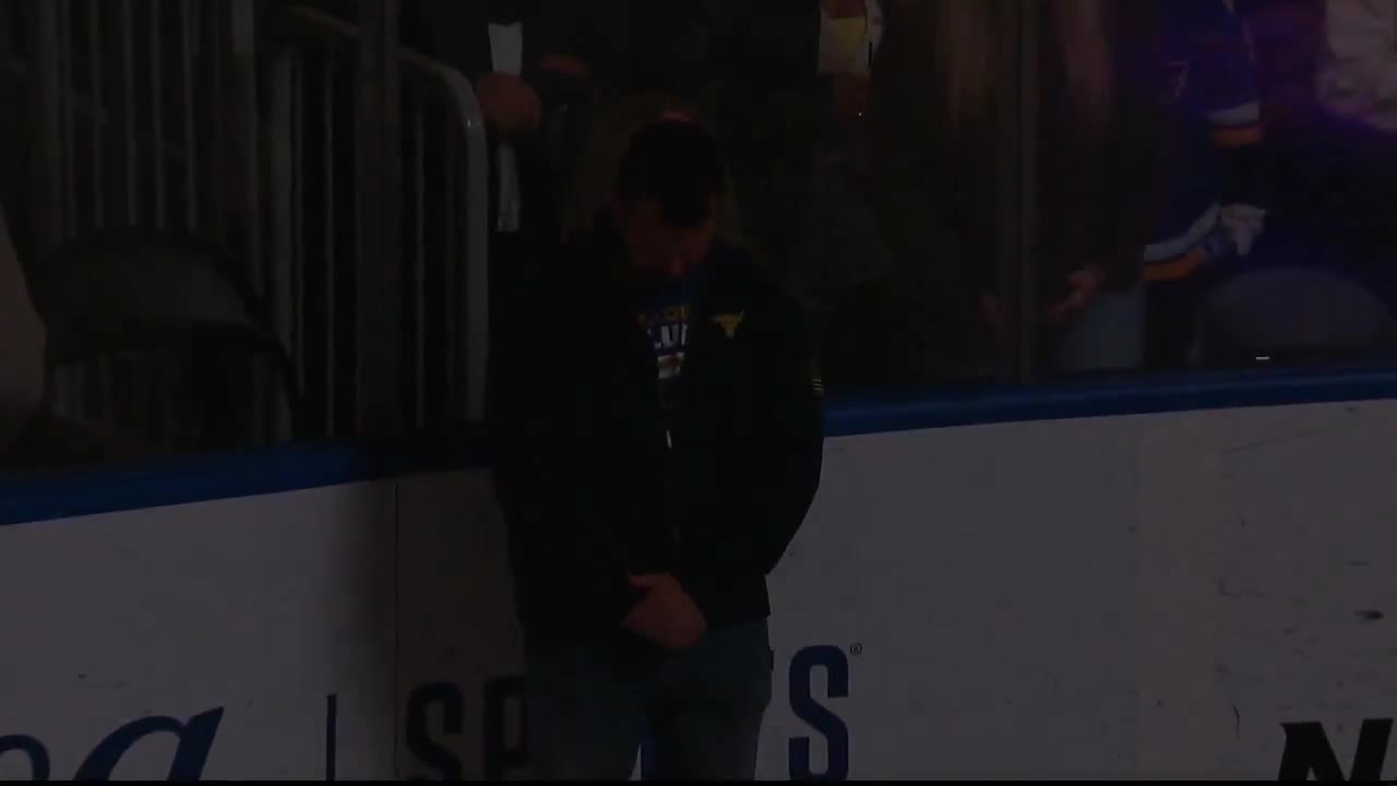 A pure class gesture from the St. Louis Blues tonight as they honored Clayton Keller’s father, Bryan, with a moment of silence prior to puck drop