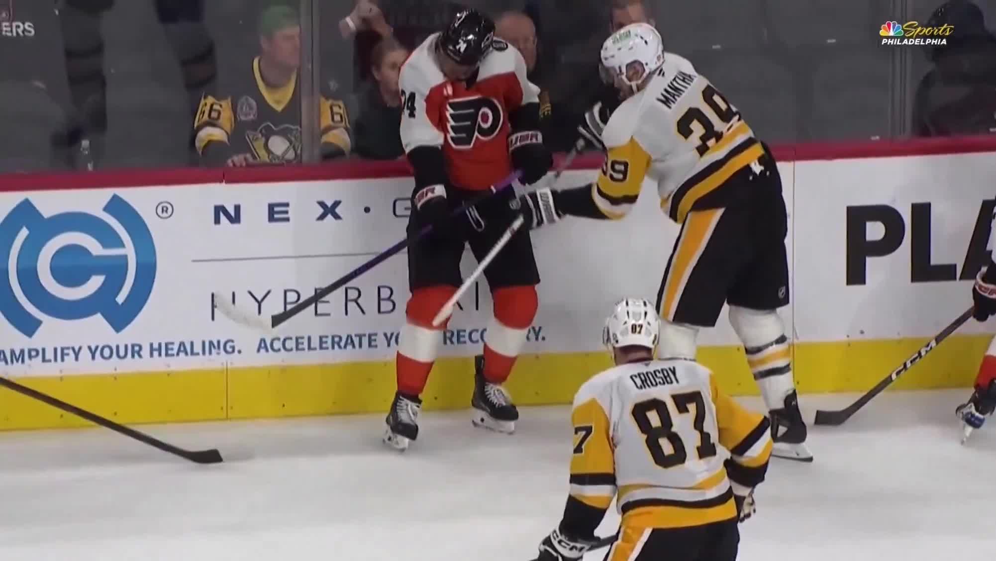 Anthony Mantha catches Owen Tippett with a cross-check up high 😳