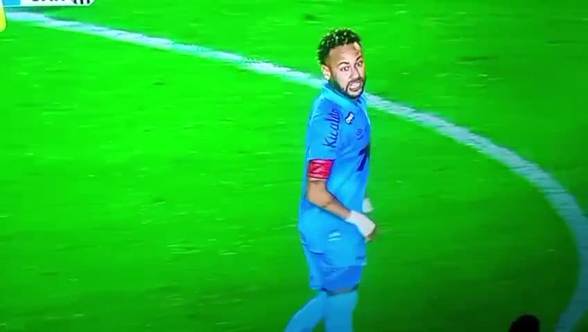Neymar shows off his hat-trick against Juventude’s defender.