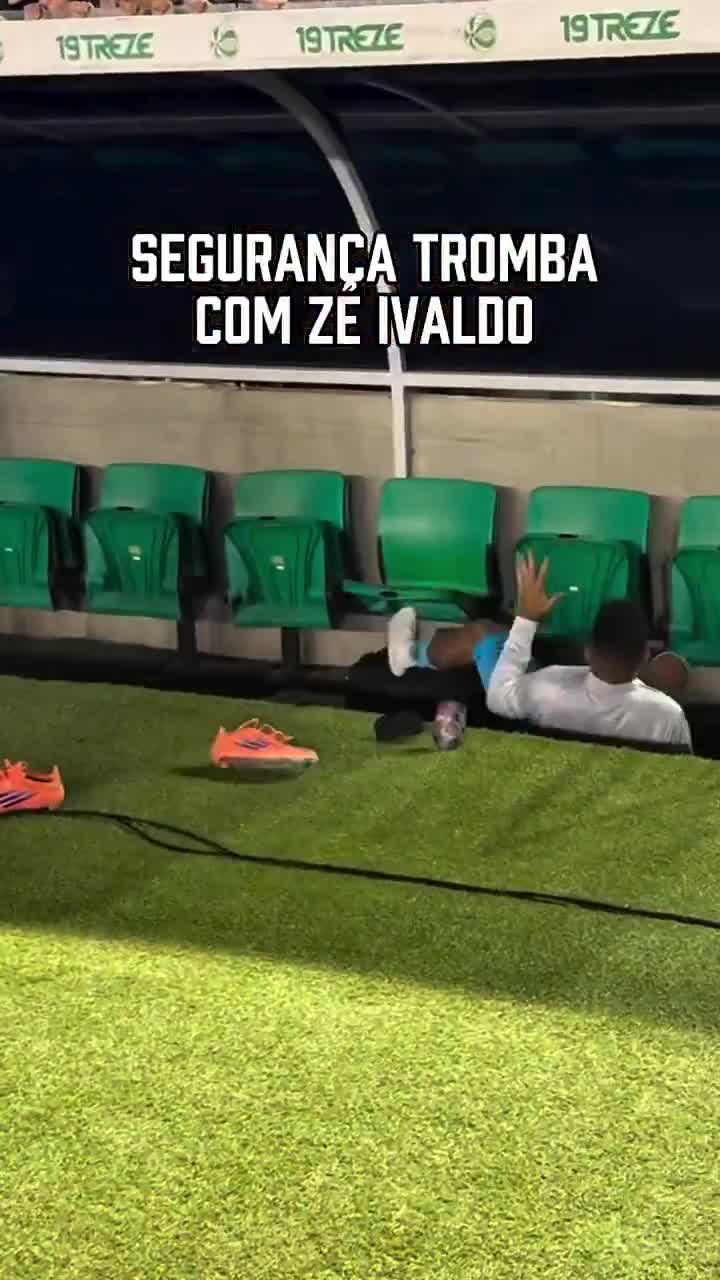 A fan invaded the pitch at Alfredo Jaconi after Juventude 0x3 Santos and ended up accidentally knocking down the defender Zé Ivaldo, who fell hard.