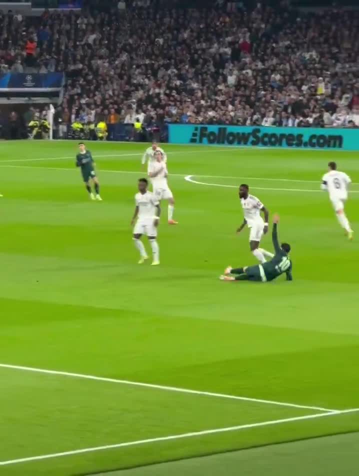 Rayan Cherki was pushed over by Rüdiger in the Real vs Man City match