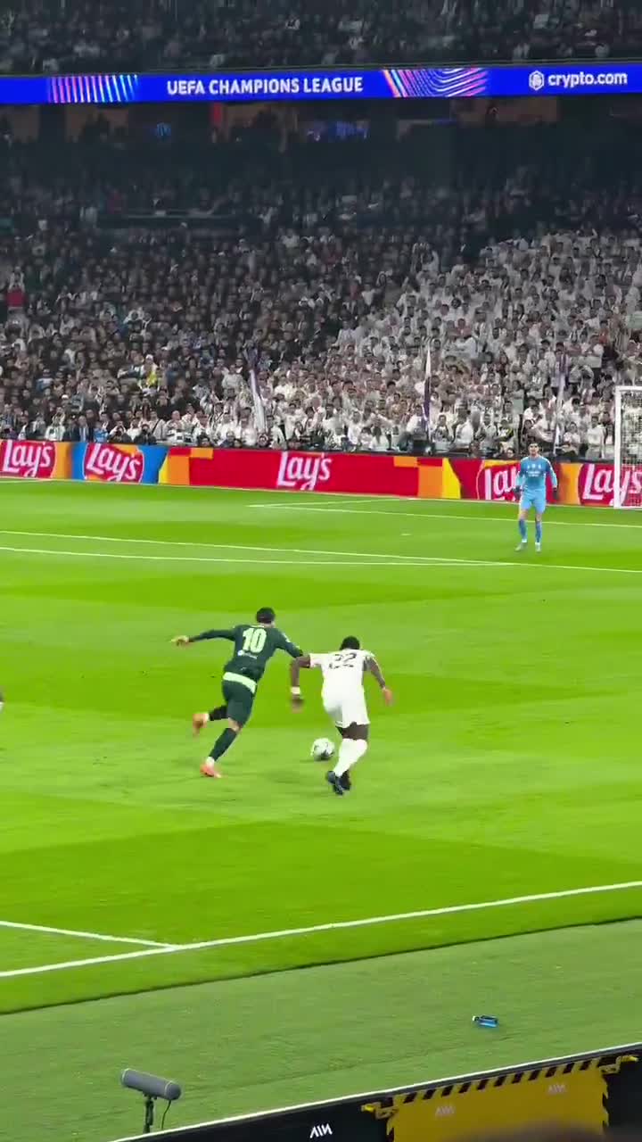 Rayan Cherki (Manchester City) nutmegged Rüdiger (Real Madrid)