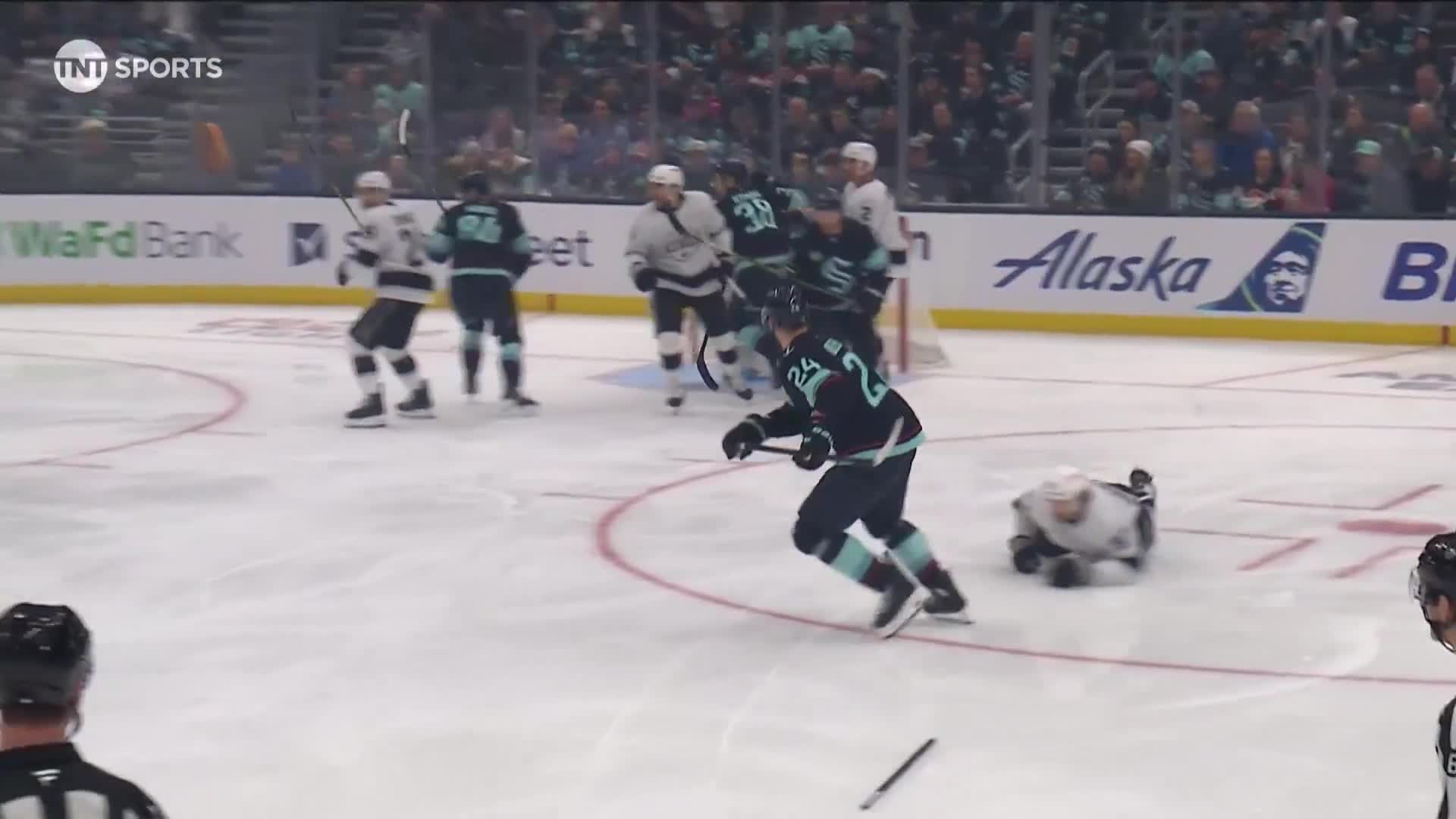 Warren Foegele’s skate blade exploded off while blocking a shot so he had to go full GORILLA MODE to get off the ice
