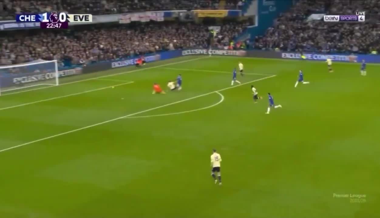 GARNACHO MISSES A HUGE, HUGE, HUGE, HUGE CHANCE!