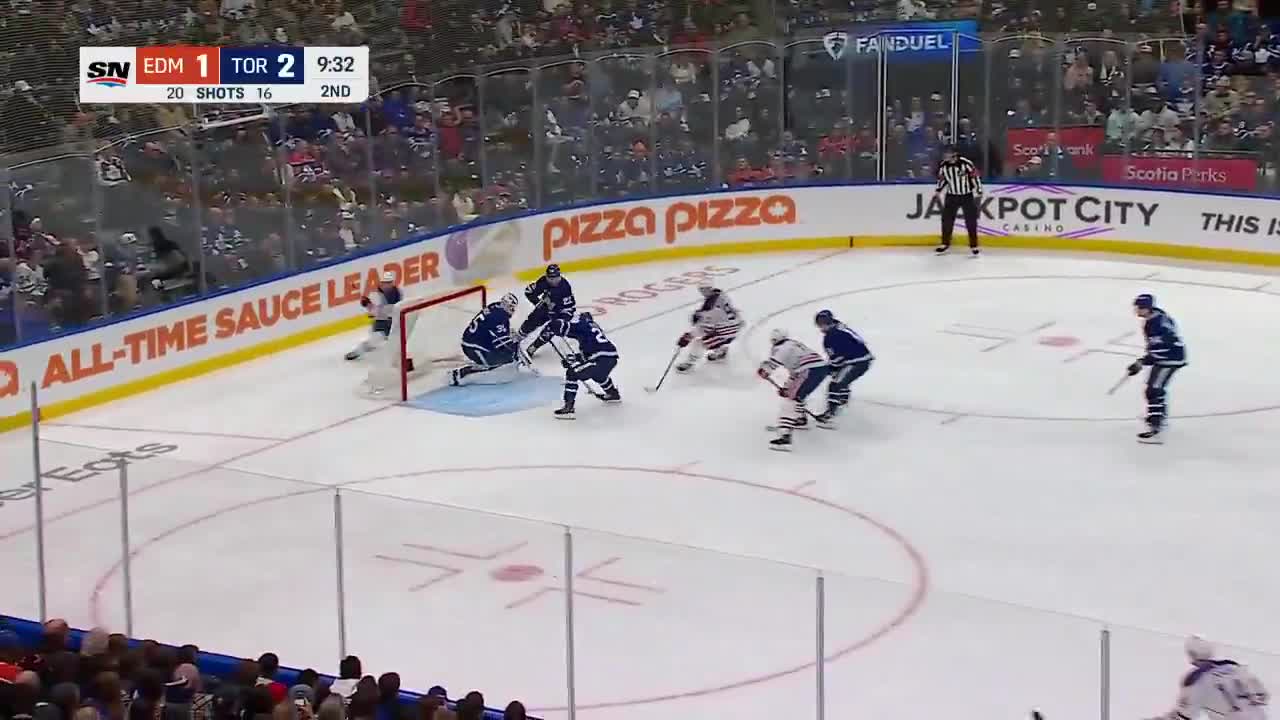 McDavid showing off the speed AGAIN setting up RNH for the goal!