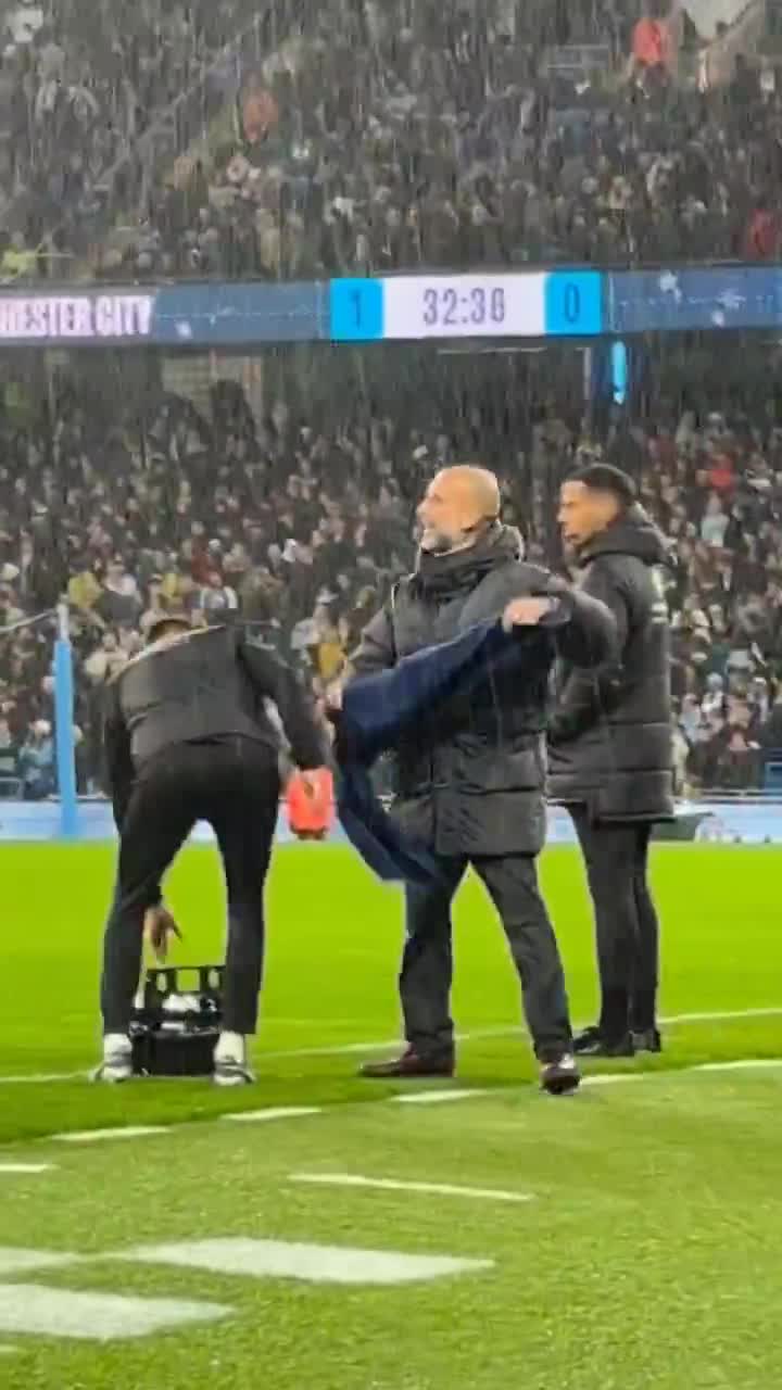 Nathan Aké and Pep Guardiola moment vs. Brentford