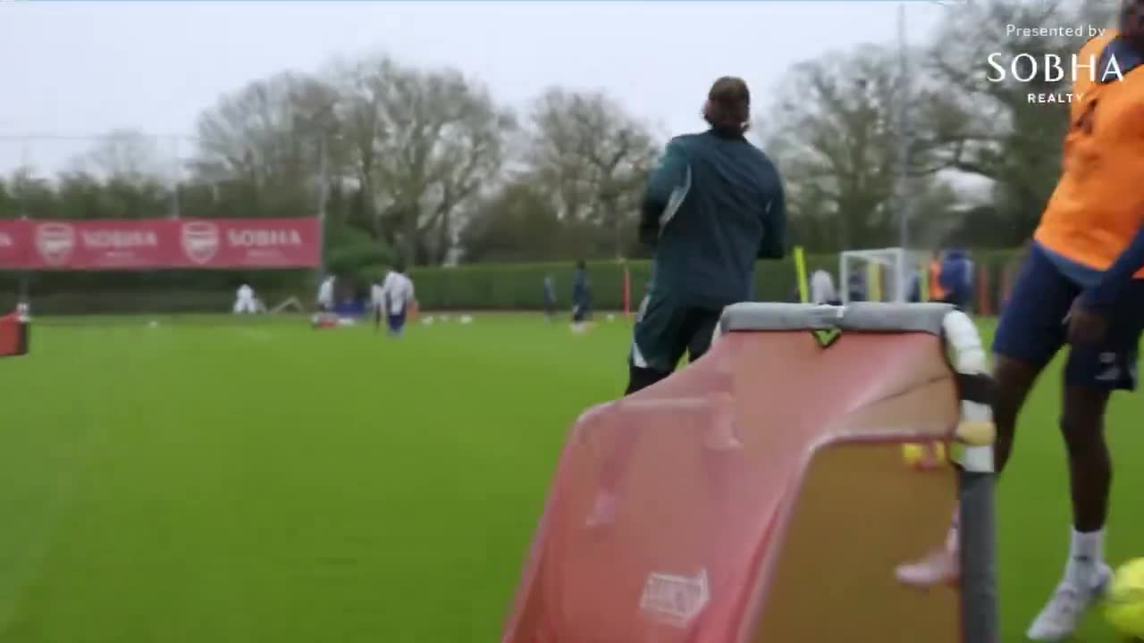 Calafiori shows his skills.