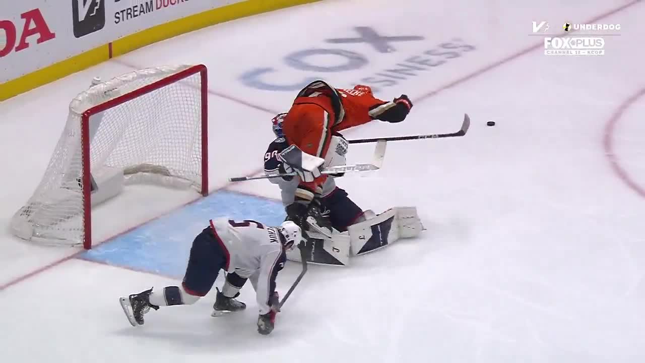 Sennecke was given an interference penalty on this collision.