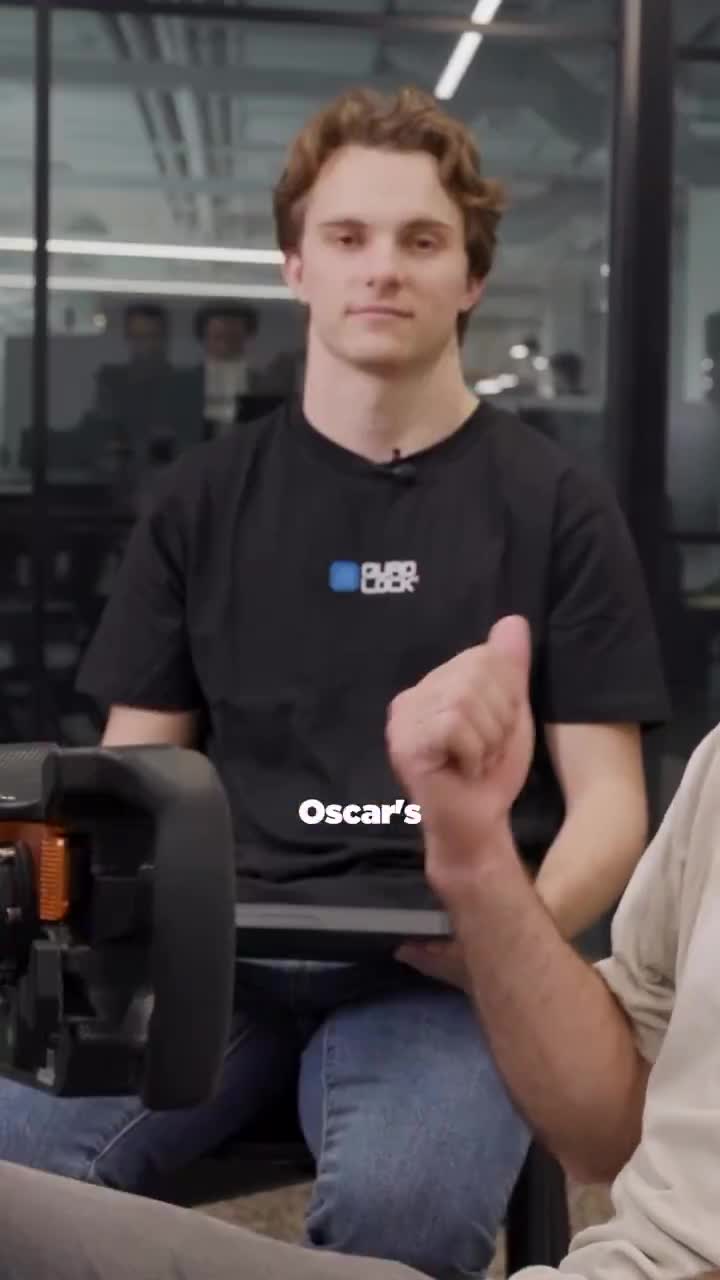 oscar teaching glenn maxwell how to drive an f1 car on the sim