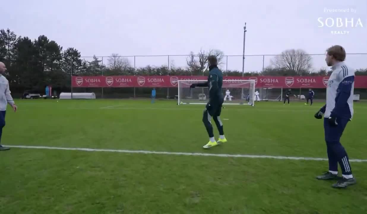 Viktor Gyökeres shooting practice in Arsenal training ahead of Liverpool tomorrow…