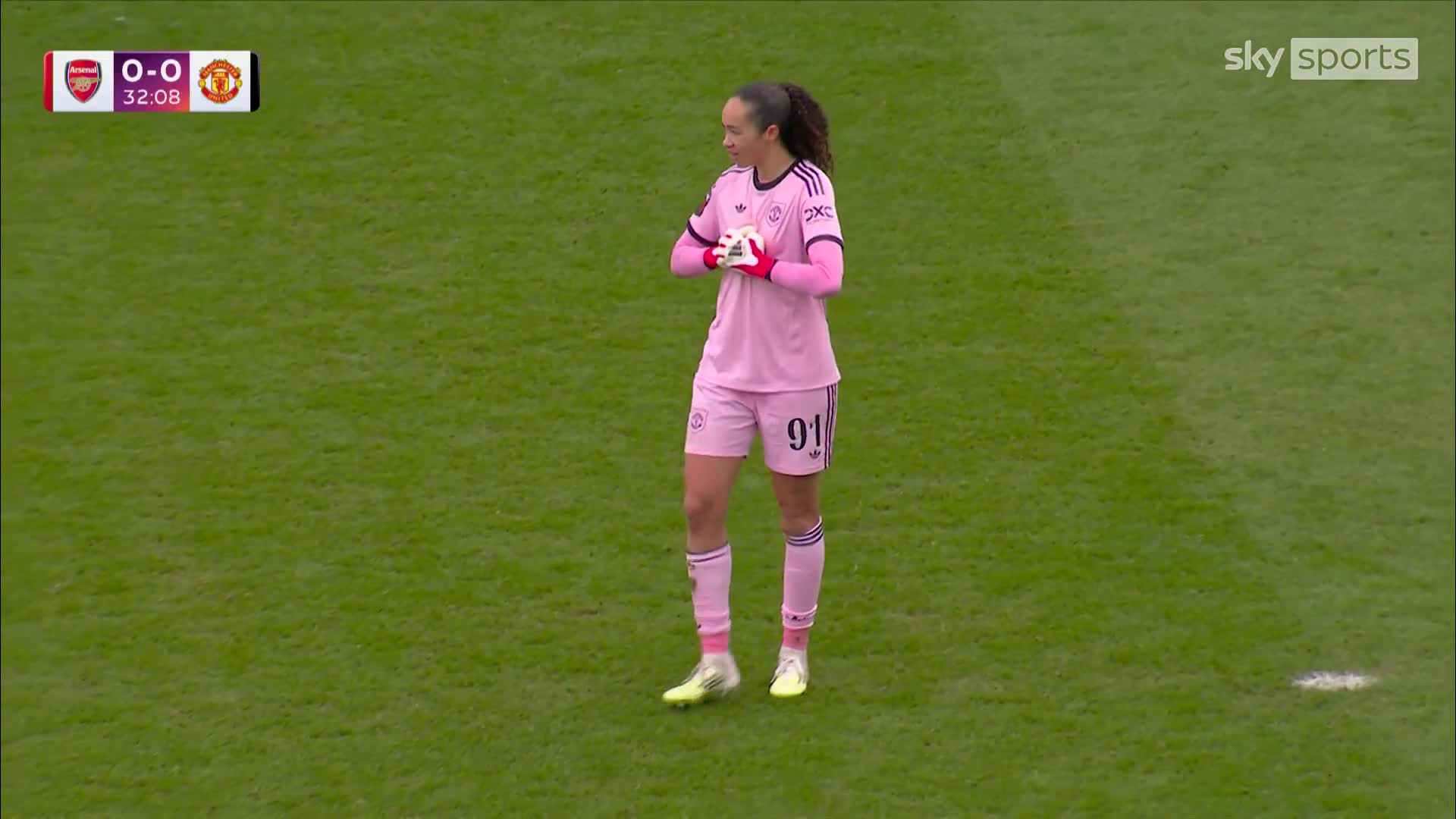 Applause at the Emirates Stadium from bo...