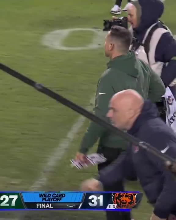 Quick handshake between Ben Johnson and ...