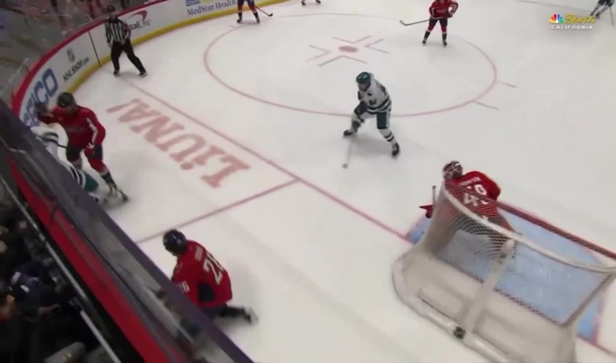 Ridiculous between-the-legs pass from Ma...