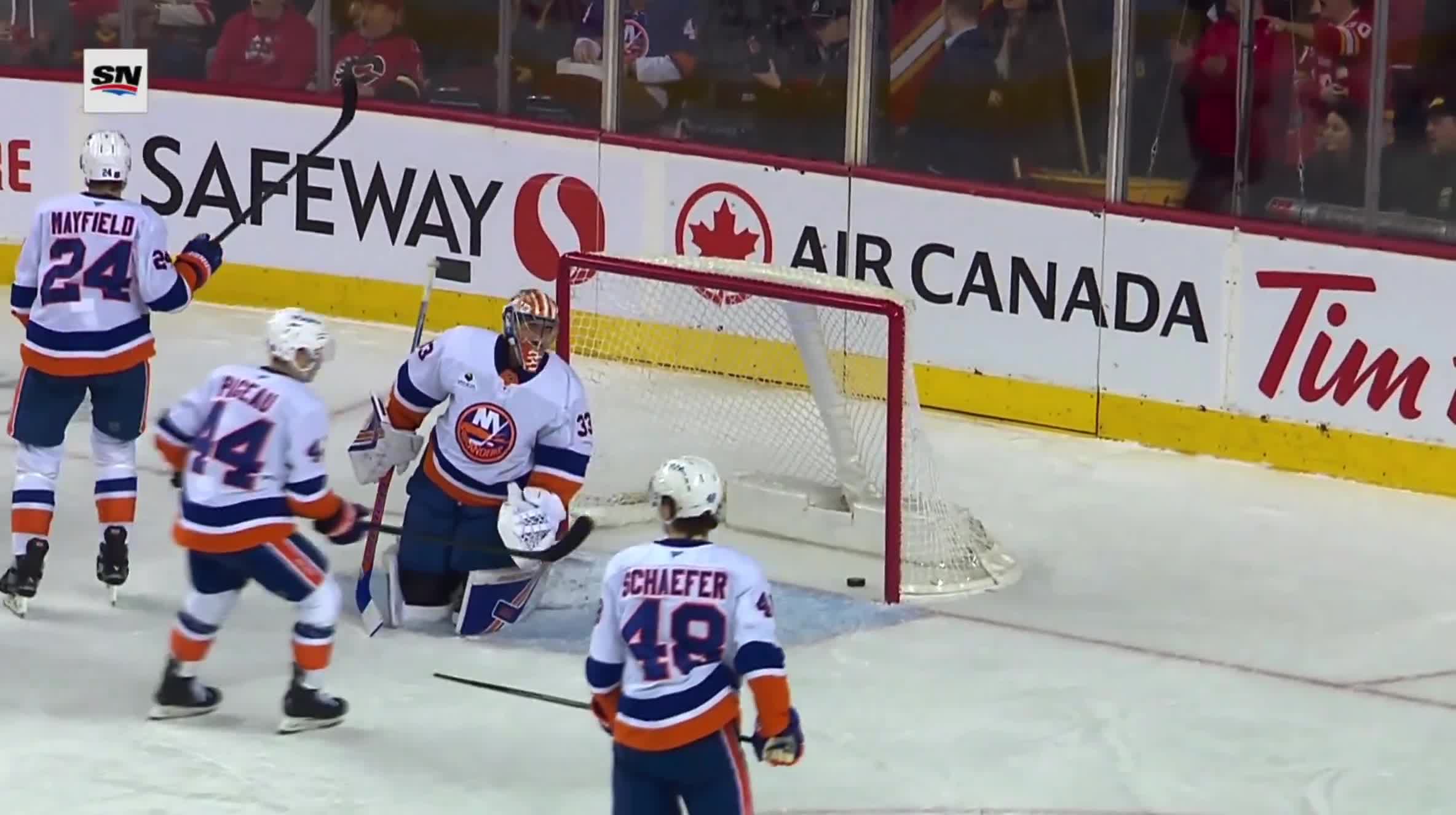 The Flames' bench reaction to Yan Kuznet...