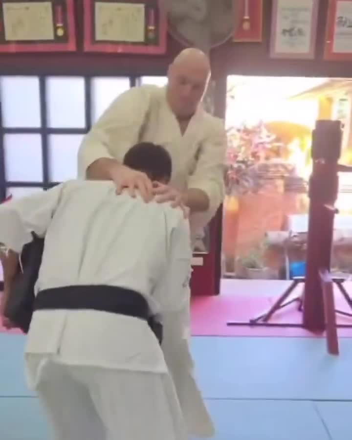 Tyson Fury trying his hand at Japanese m...