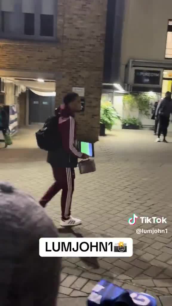 The Arsenal squad have arrived at the team hotel ahead of tomorrow’s match against Manchester United