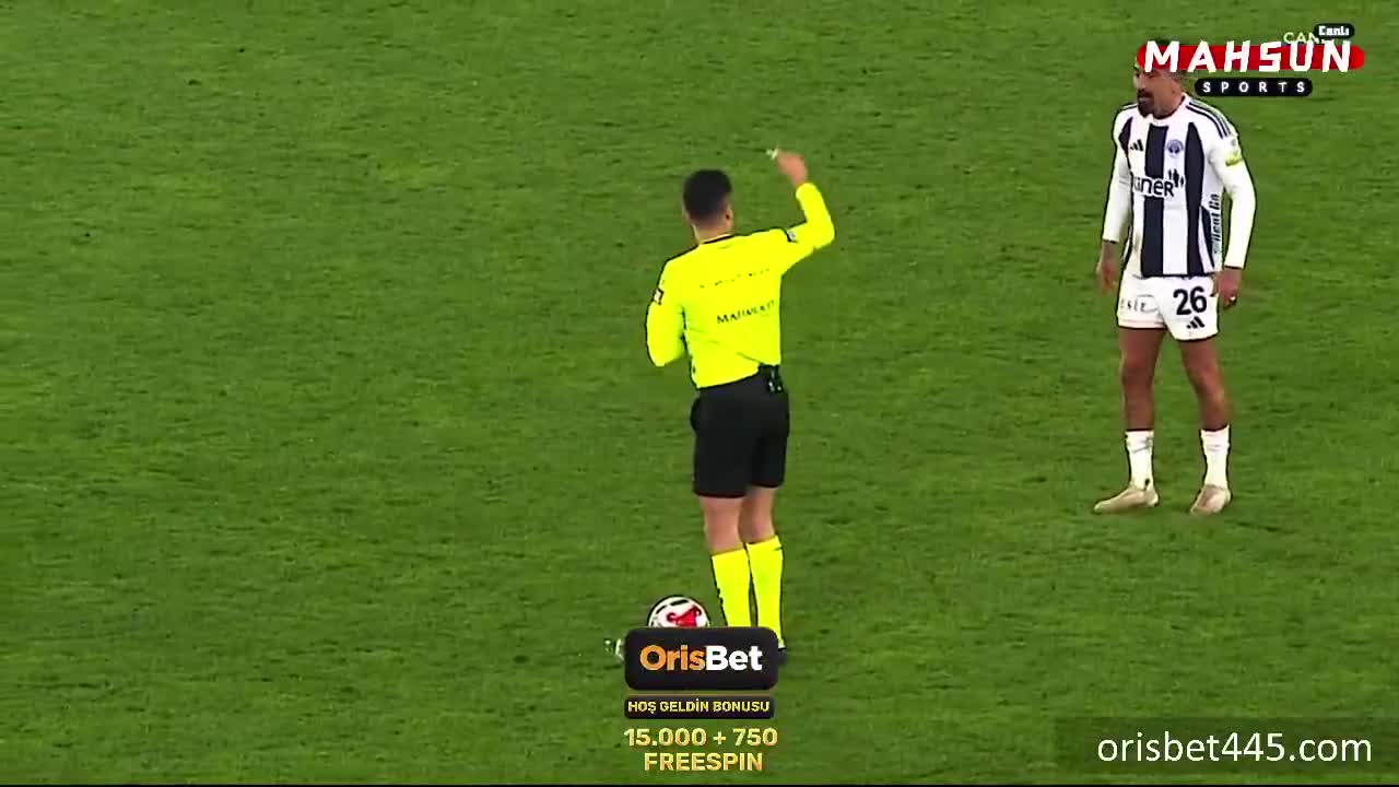 90' Kerem Demirbay, Kırmızı kart gördü.