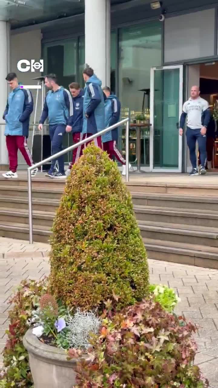 The Arsenal squad take their usual pre-m...