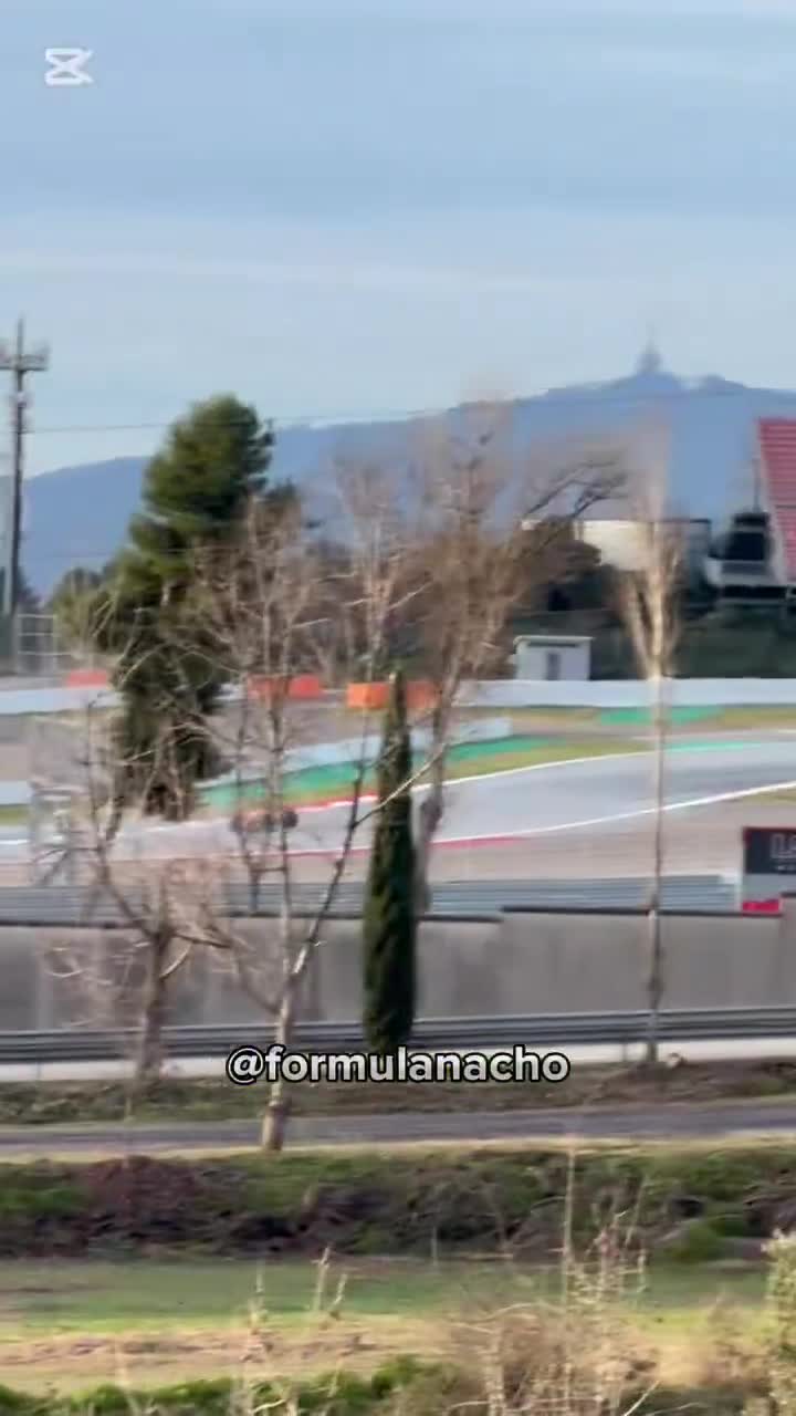 HAMILTON PIERDE EL COCHE y TROMPEA en su...