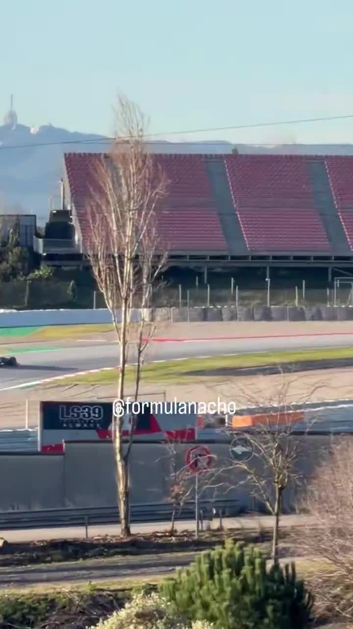 Verstappen en pista tras Red Bull finalmente reparar el RB22 por el accidente de Hadjar