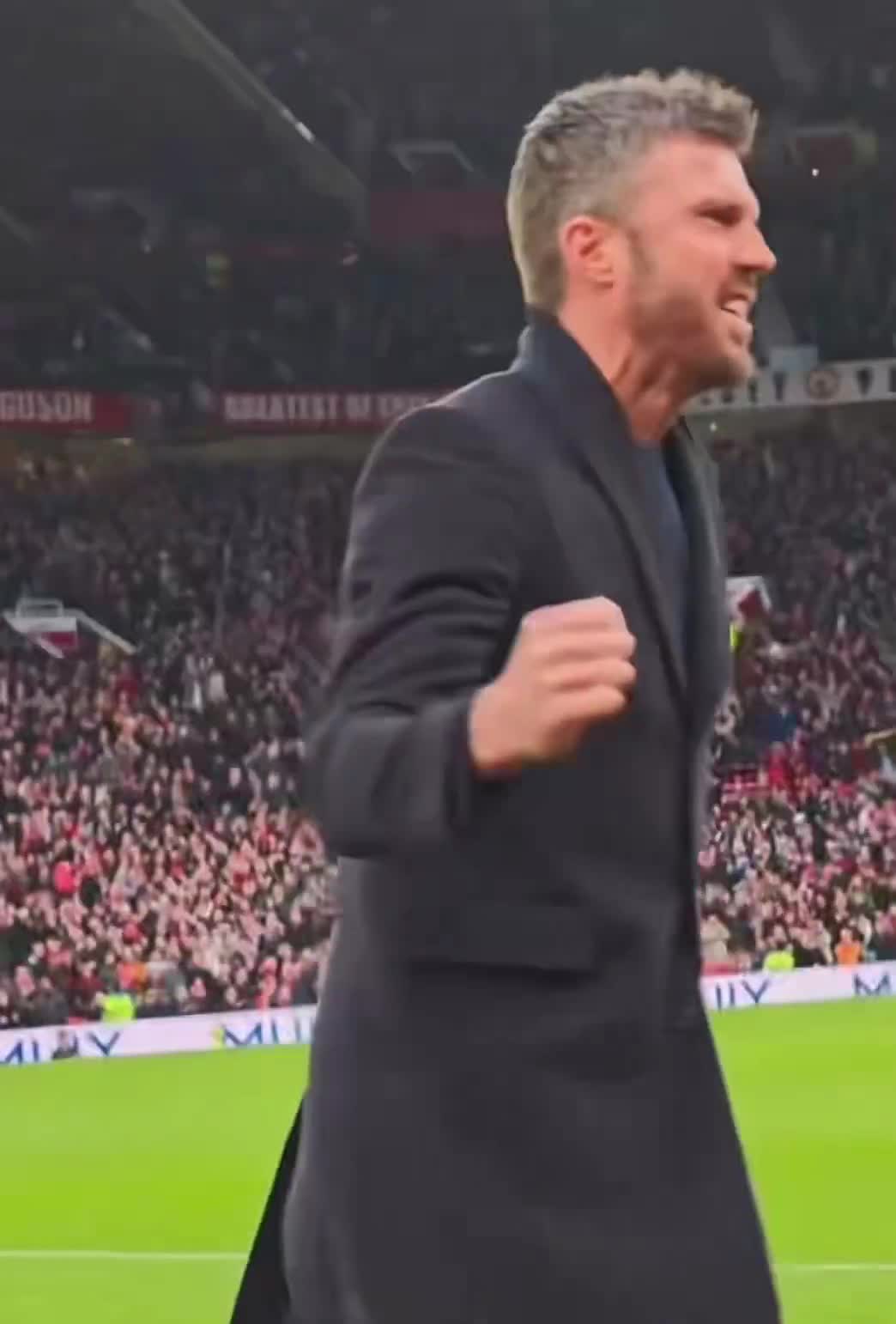 Look at Michael Carrick's reaction to Be...