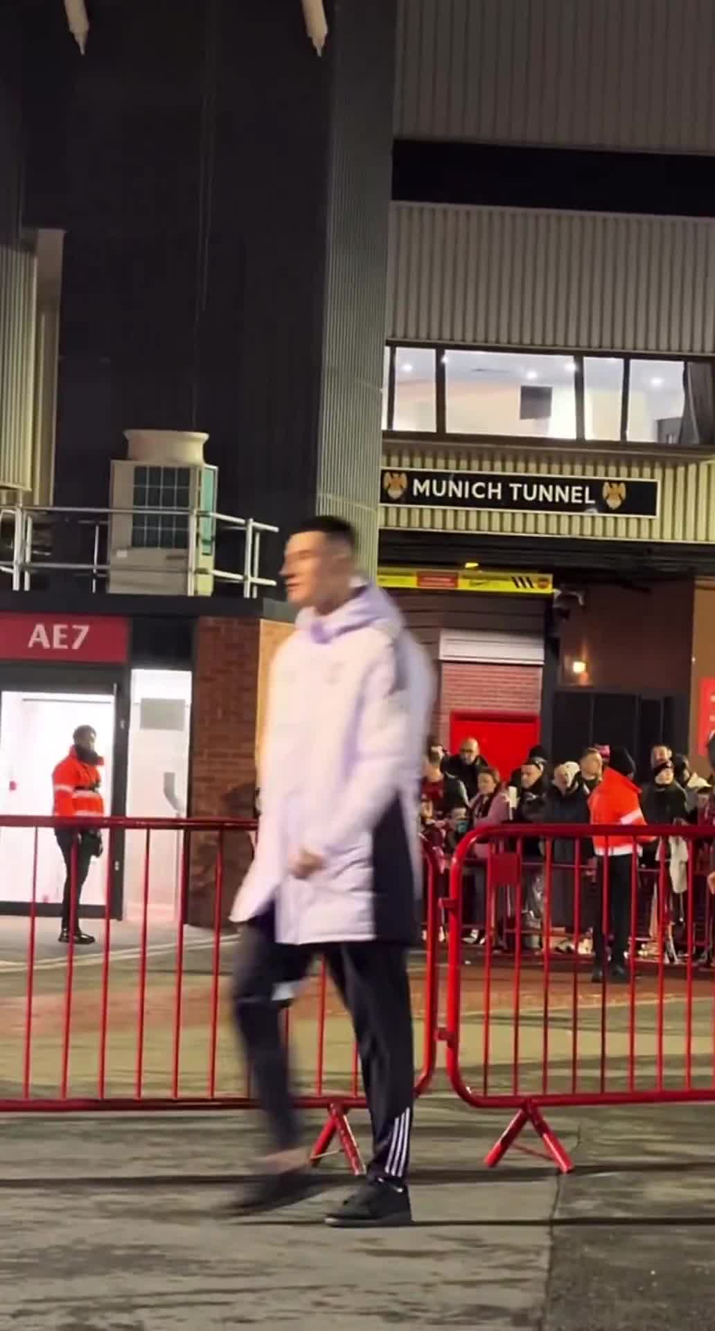 Benjamin Šeško stopping outside Old Trafford to sign autographs and take photos with fans.