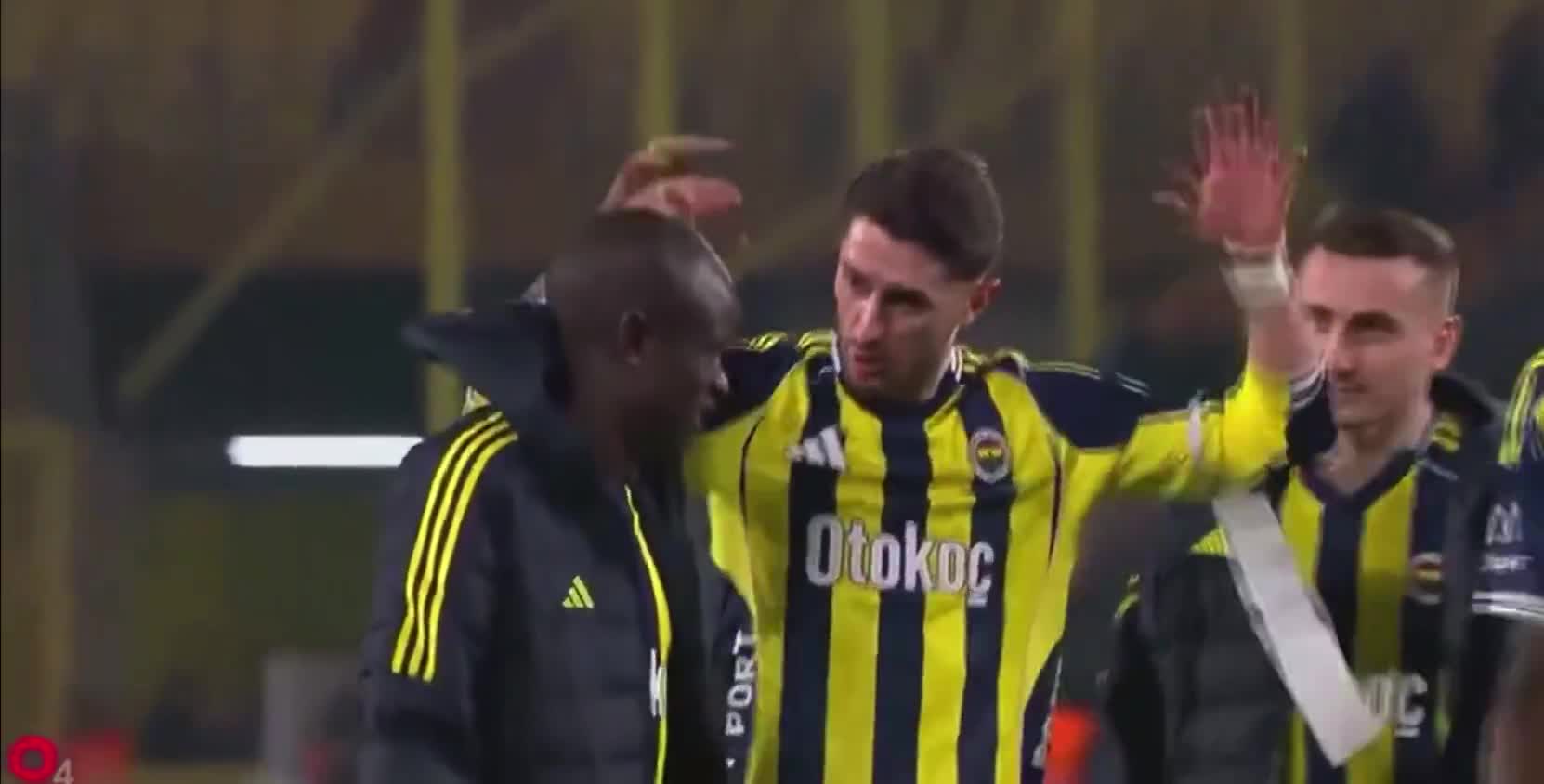 İsmail Yüksek, maç sonunda N'Golo Kante'...