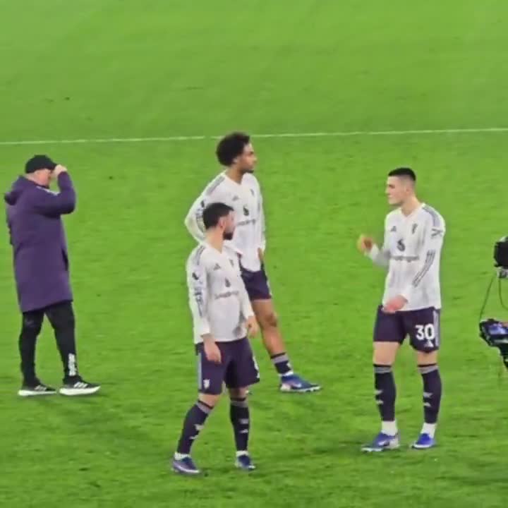 Benjamin Sesko looks up to Bruno Fernand...