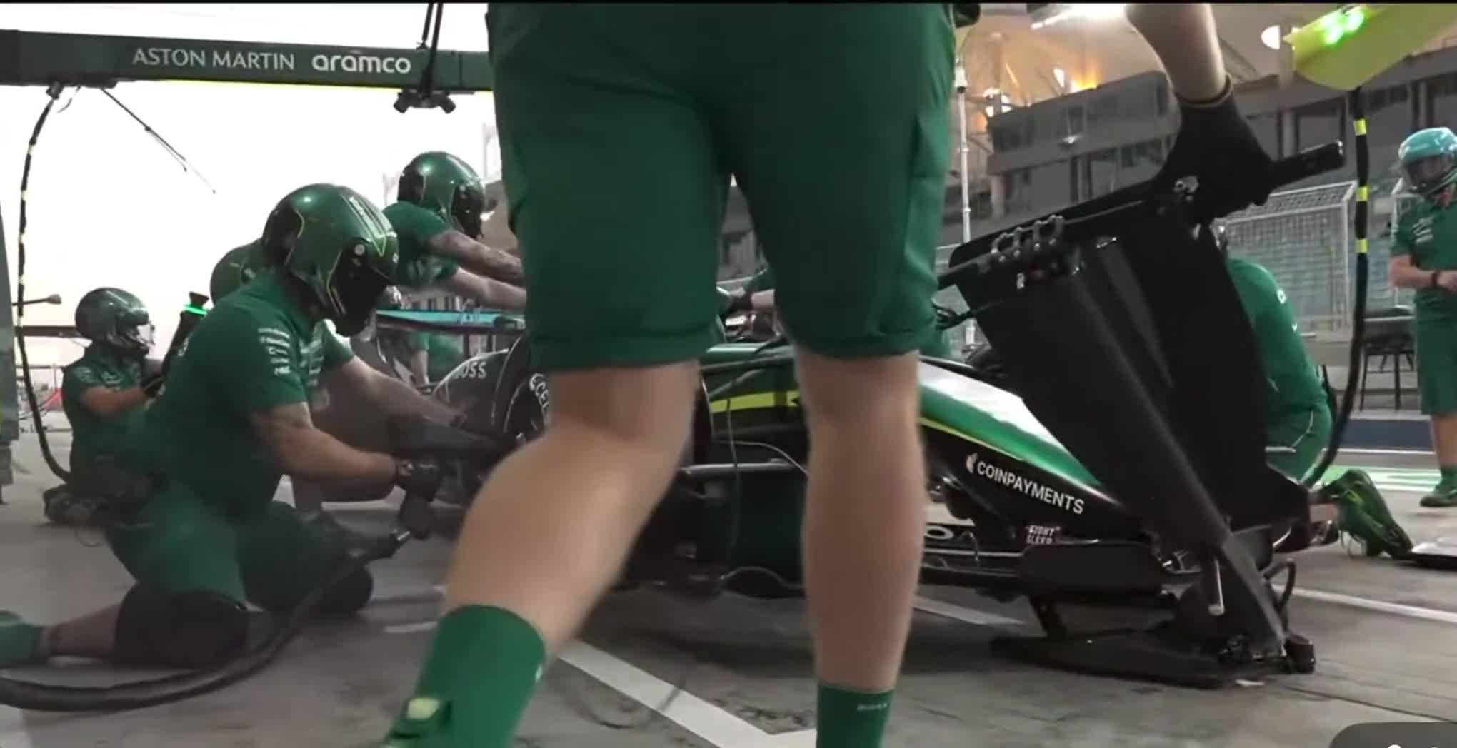 Aston Martin doing a pit stop (not a fas... (1)