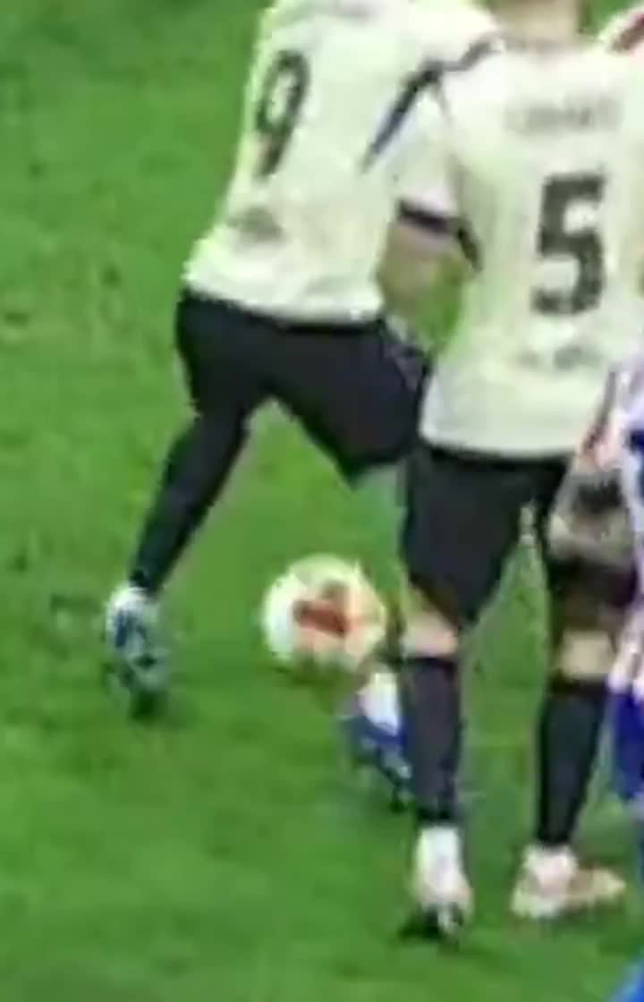 Hugo_Fernandez_-_FutOffsides_Llamame_loco_pero_a_mi_me_parece_que_el_baloncito_se_mu..._7DTe3c