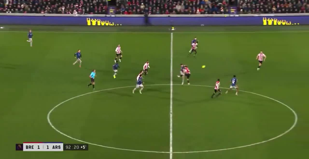 Let's talk about the Viktor Gyokeres pas... (1)