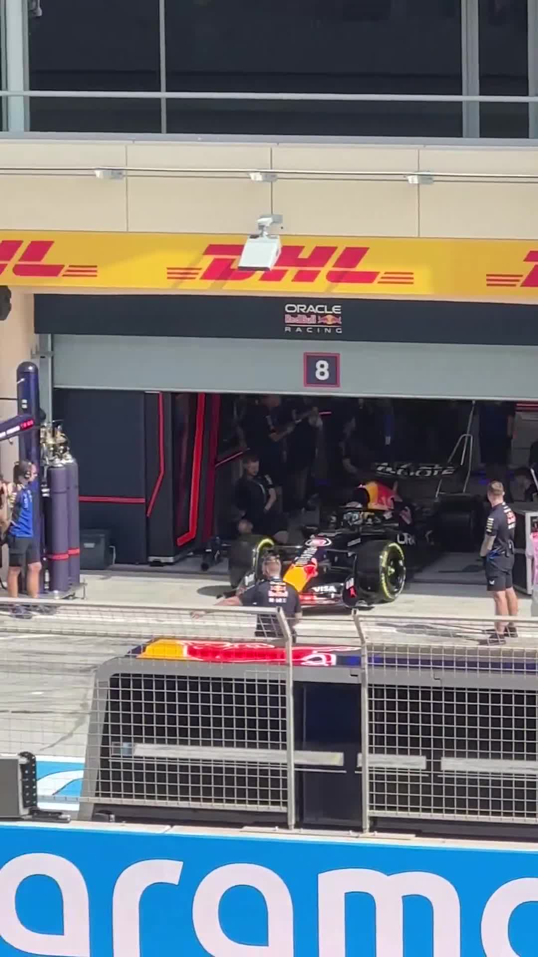 Max Verstappen reprend la piste après un...