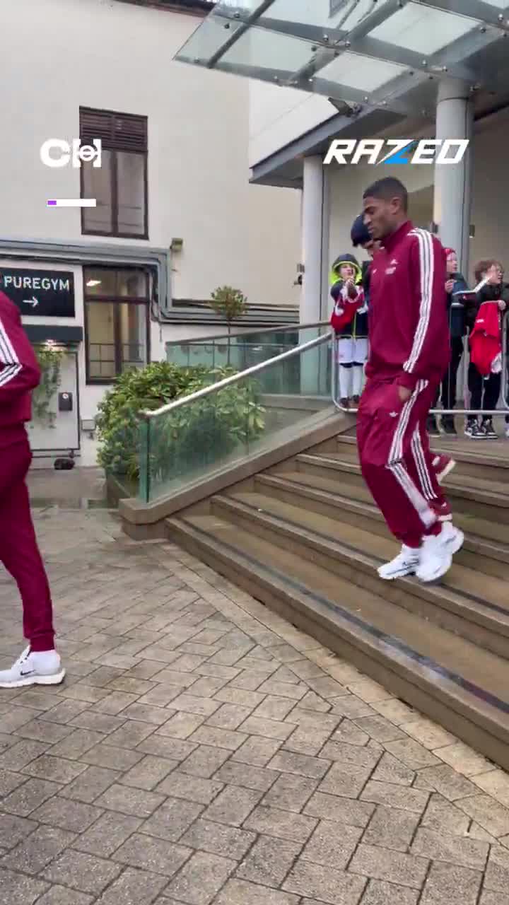 The Arsenal squad take their pre-match w...