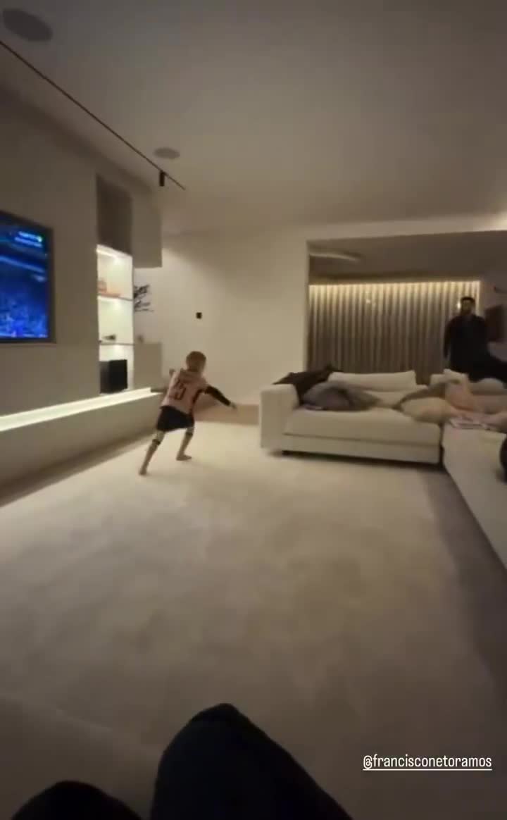 Bruno Fernandes on IG assisting his son ...