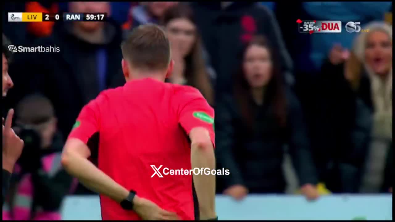 Cristian Montano red card (2)