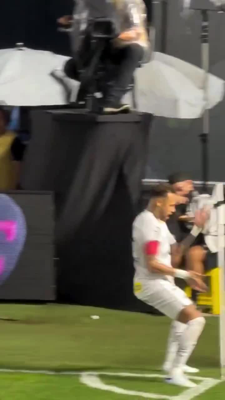 Neymar Jr hits the Vinicius Jr celebrati...