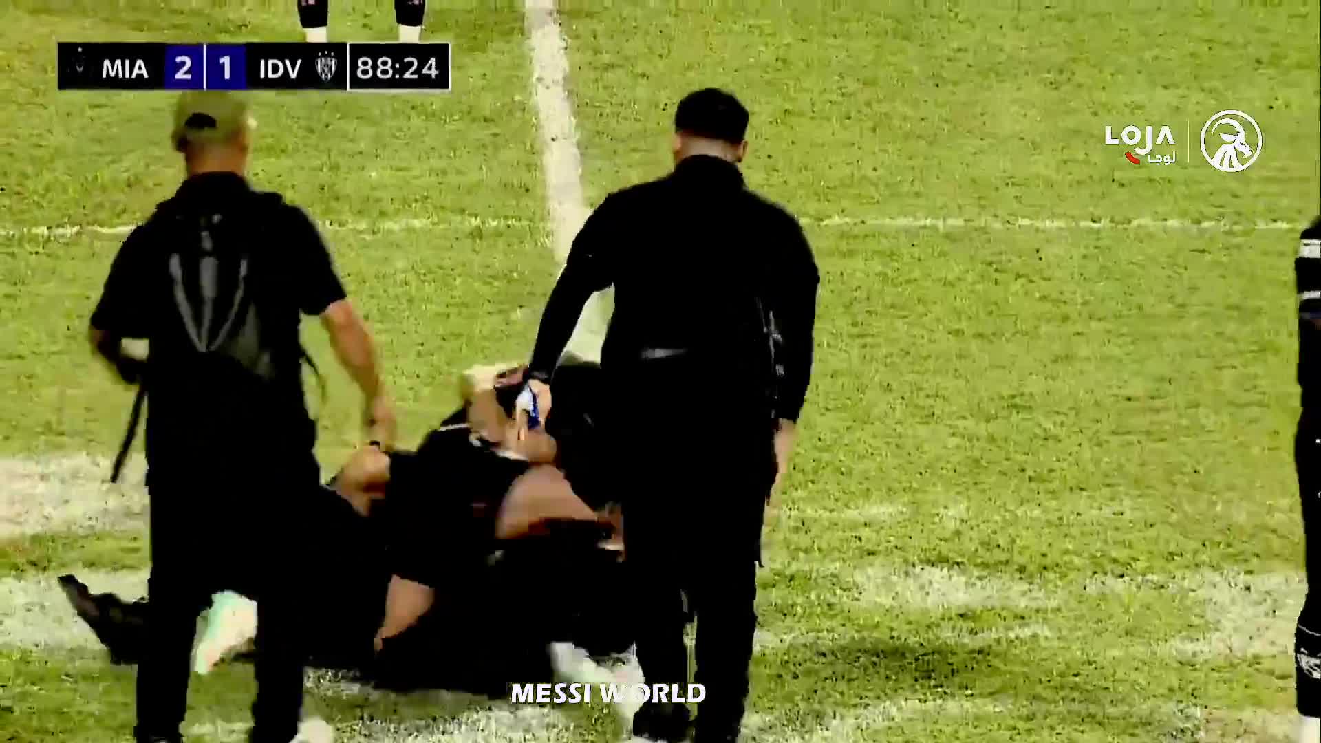 LIONEL MESSI WAS TAKEN DOWN BY FANS IN P... (1)