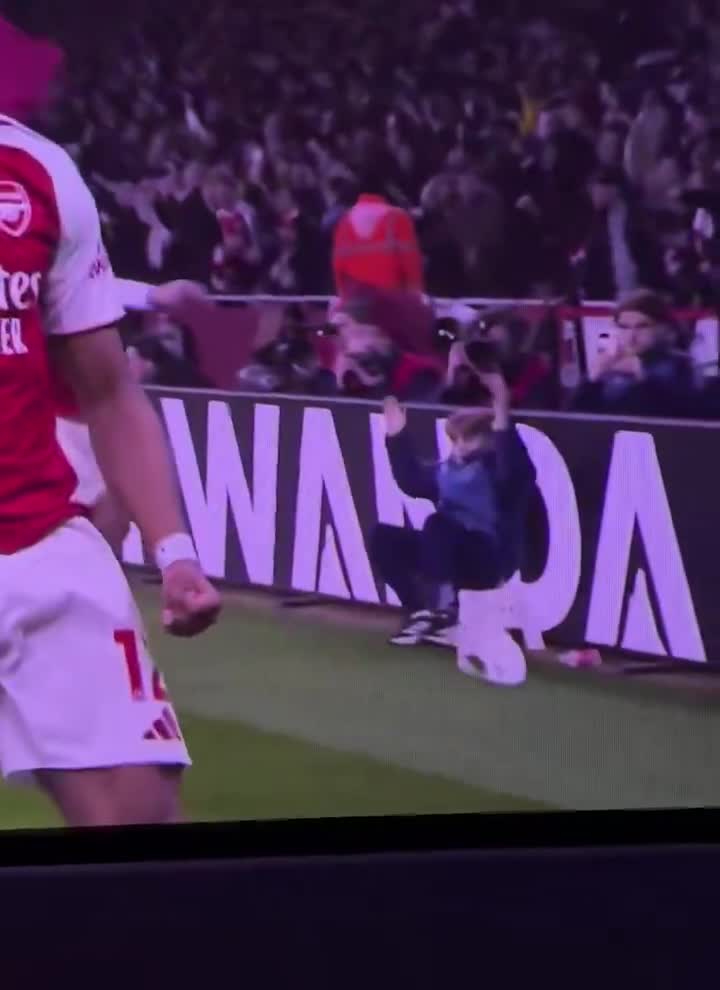 The ballboy reacting to William Saliba b...