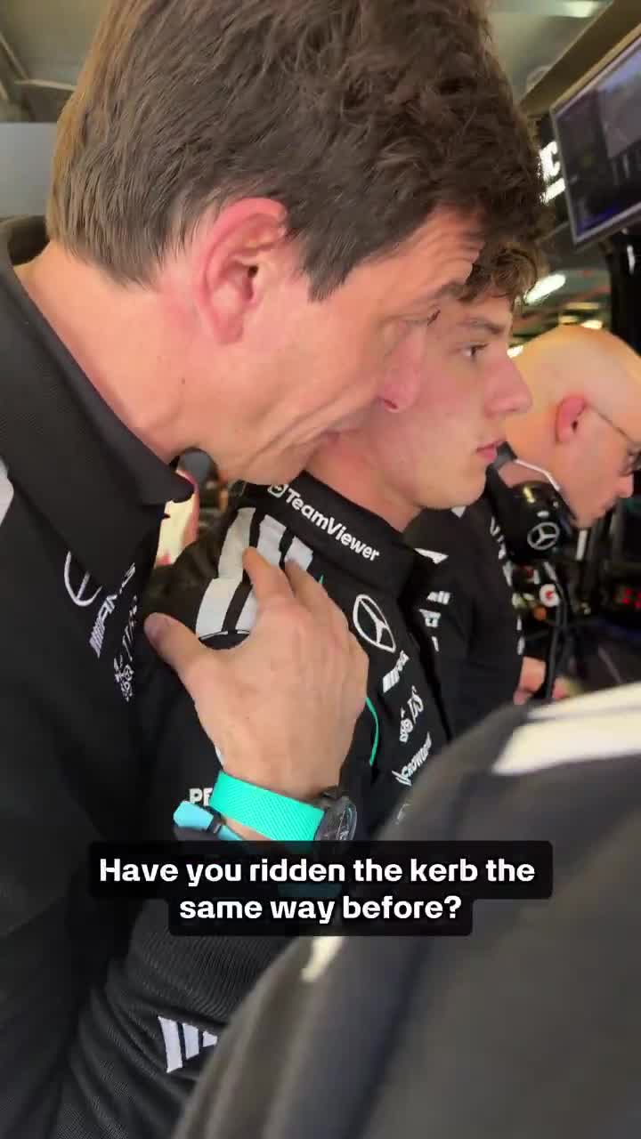 Toto dándole ánimo a Kimi Antonelli para...