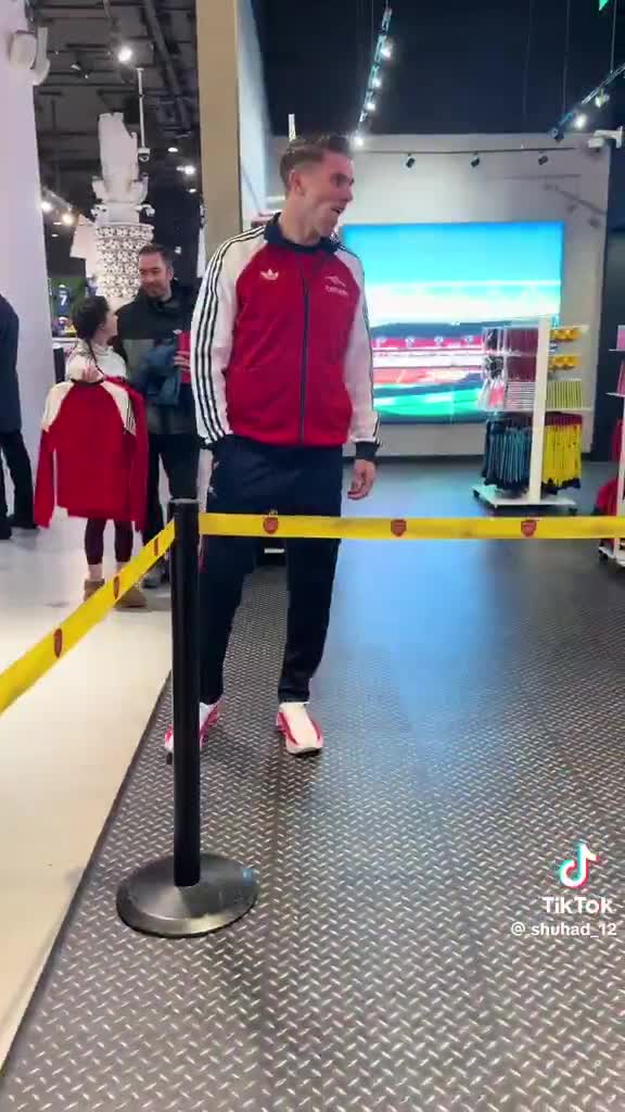 Viktor Gyökeres casually hanging out at ...