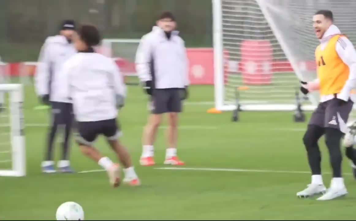 Mainoo and Dalot in training today 
