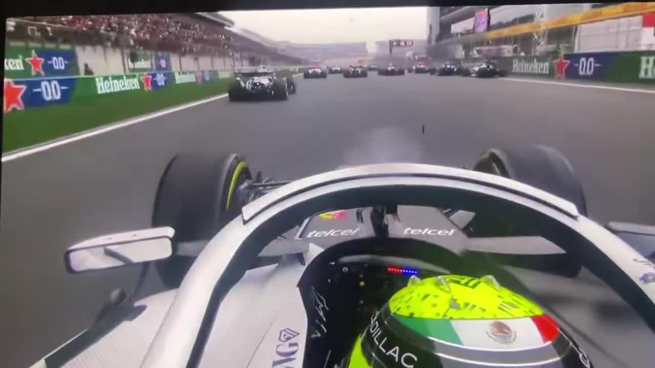 El inicio de Checo rebasando varios auto...