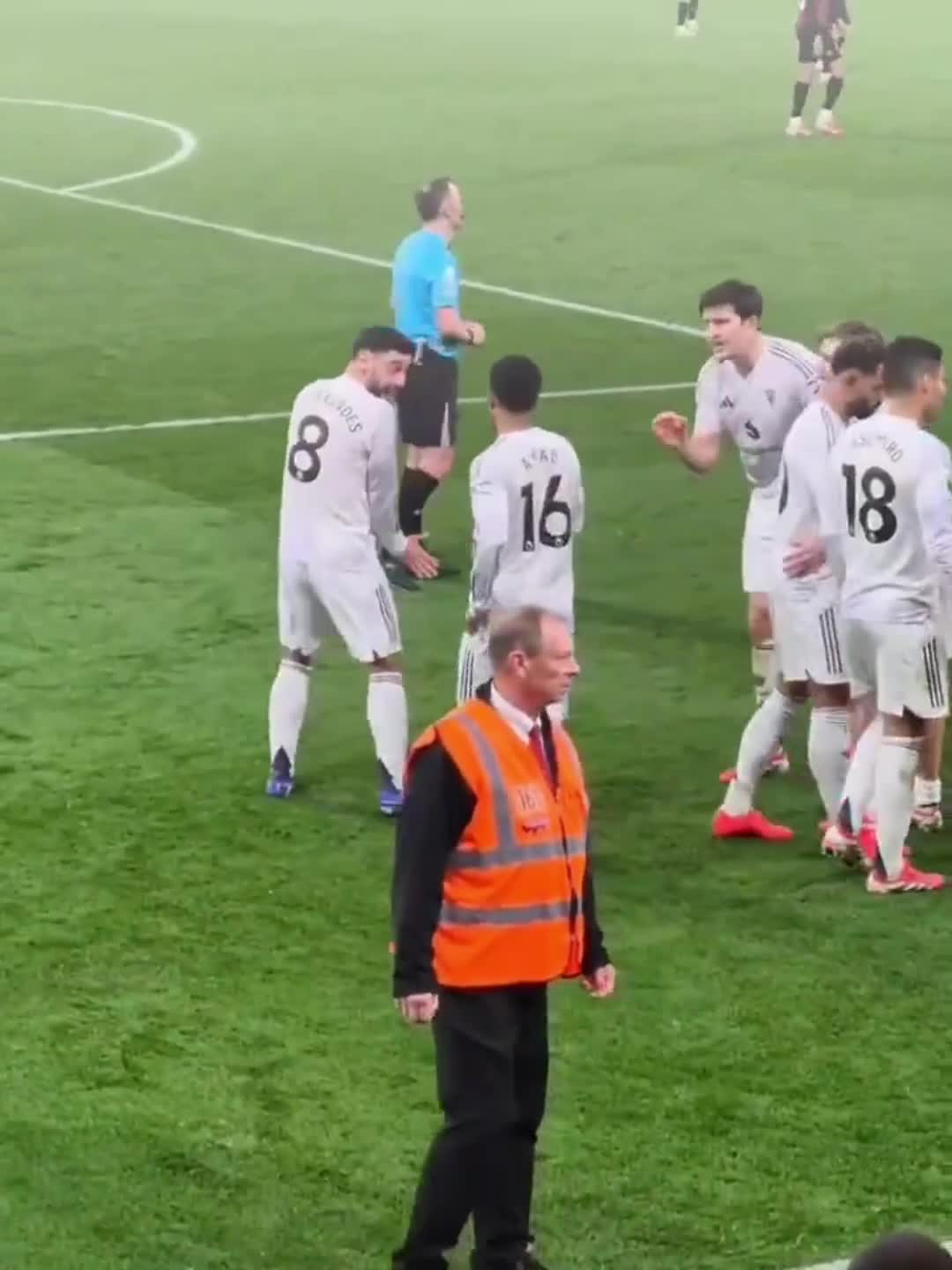 Bruno Fernandes coaching Amad right after we score our second goal. (2)