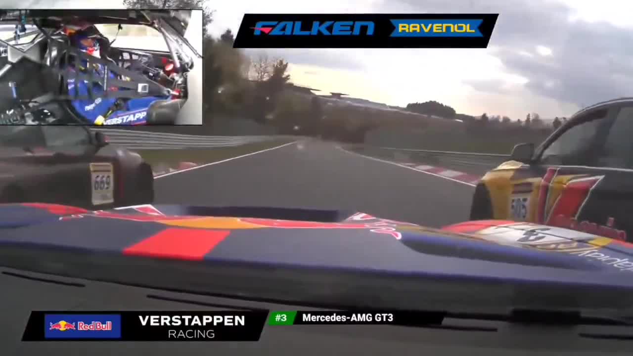 Max Verstappen overtaking between two cars