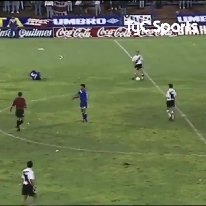 On this day, 30 years ago, Paraguayan goalkeeper José Luis Chilavert scored from 60 yards out with this free-kick
