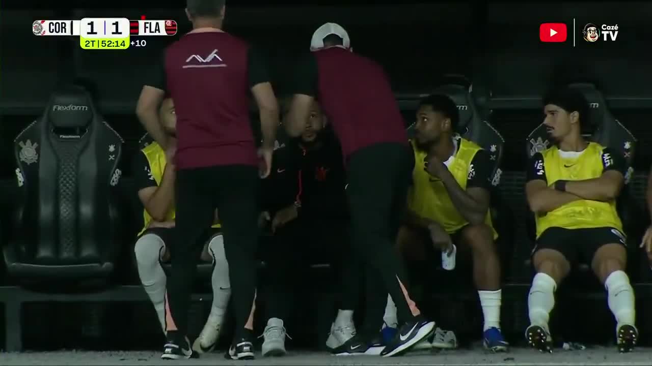 Memphis Depay told to put phone away on the bench