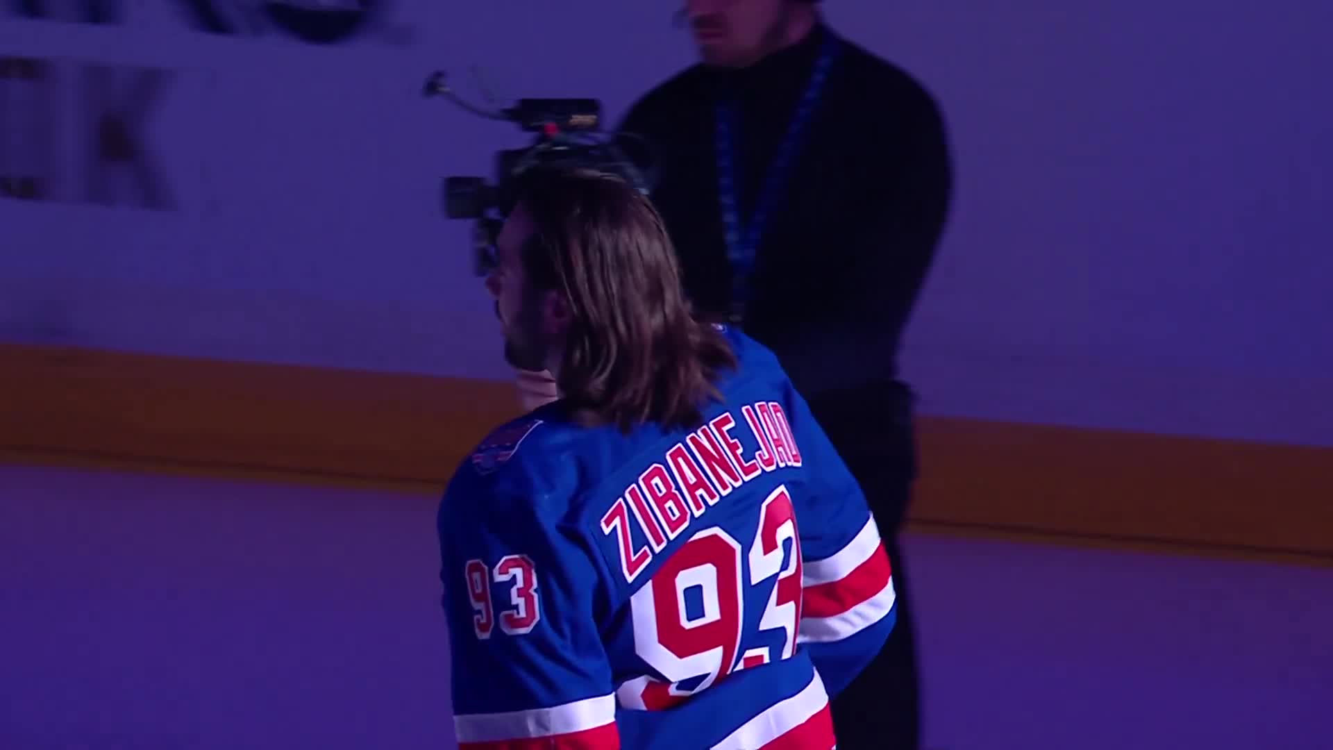 Mika Zibanejad's daughter seeing dad skate over for his 1000th game ceremony