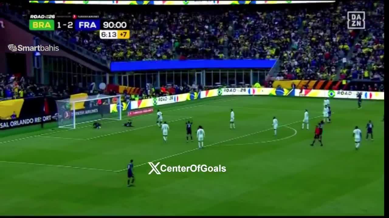 Vinicius Junior missed this.