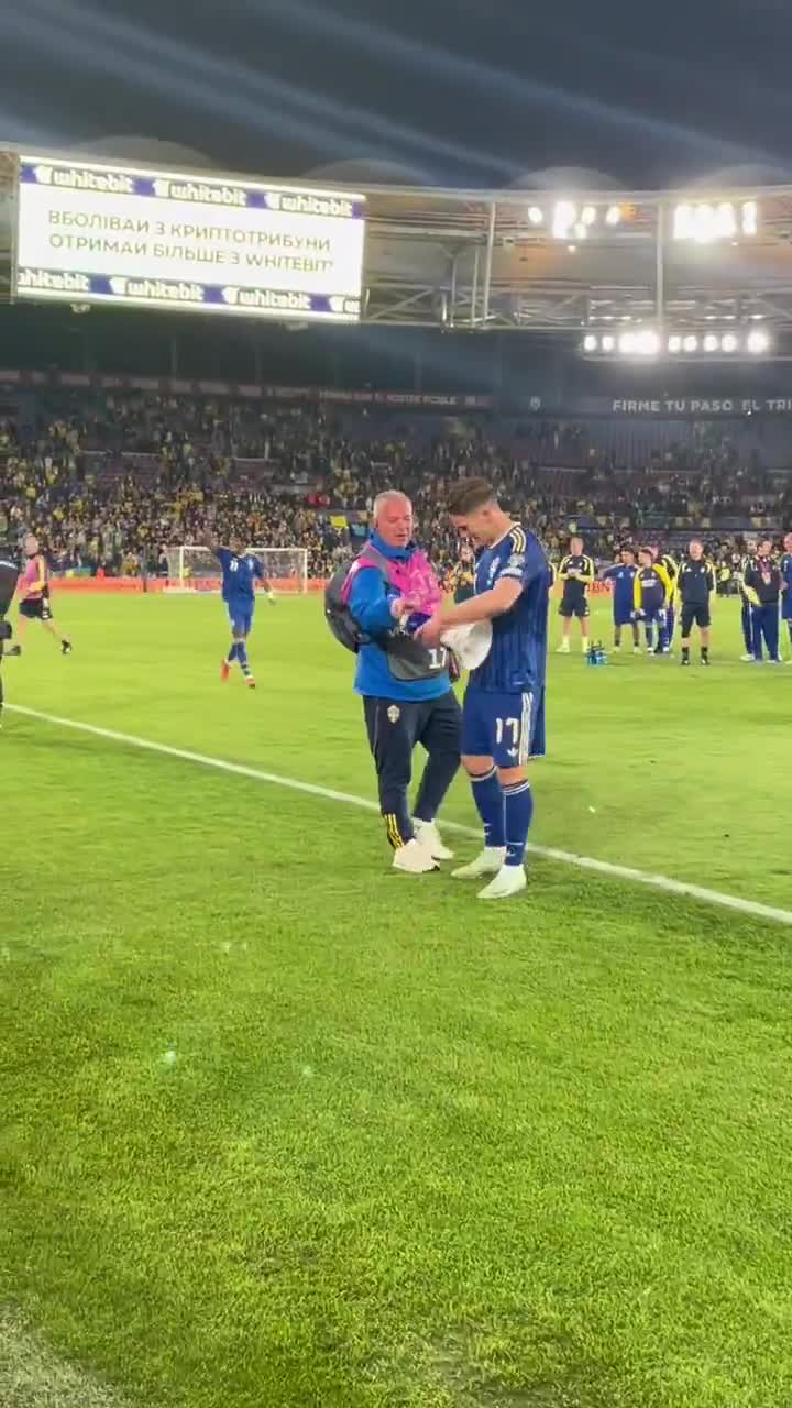 Viktor Gyökeres leads the celebrations with a megaphone after the match