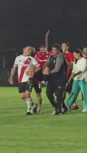 Sergio Agüero retired injured today in the Independiente vs River Senior match, and this is how he was taken off…